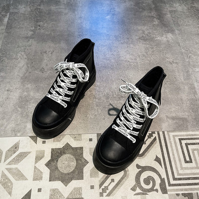 Műbőrből készült, fűzős női csizma - retro stílusú