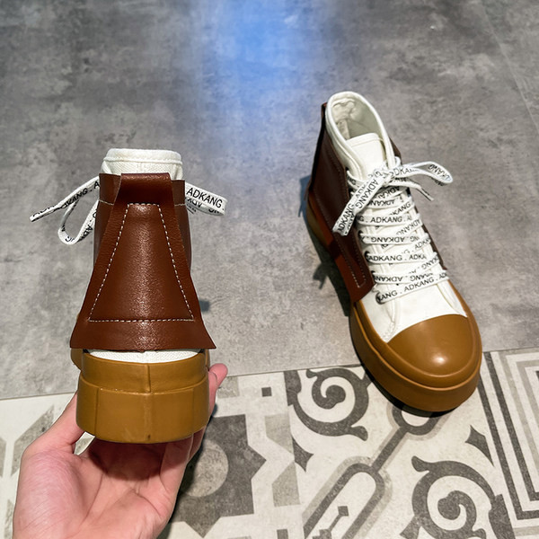 Műbőrből készült, fűzős női csizma - retro stílusú