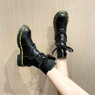 Öko bőrből készült női csizma fűzővel, lapos talppal