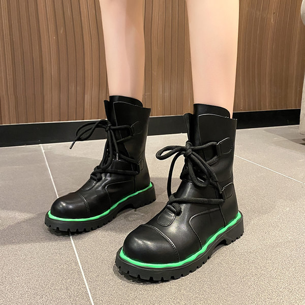 Öko bőrből készült női csizma fűzővel, lapos talppal