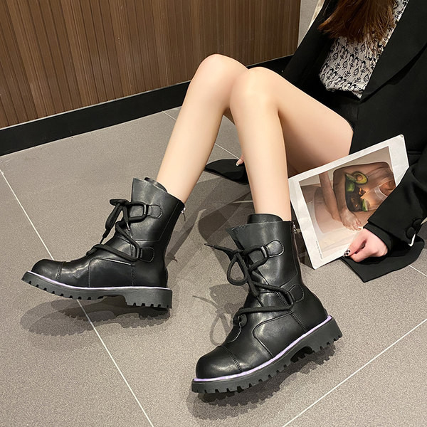 Öko bőrből készült női csizma fűzővel, lapos talppal