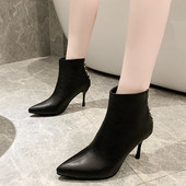 Női csizma szegecsekkel és vékony sarokkal, két színben