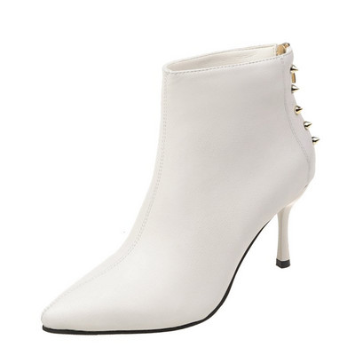 Női csizma szegecsekkel és vékony sarokkal, két színben