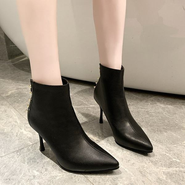 Női csizma szegecsekkel és vékony sarokkal, két színben