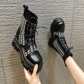 Öko bőrből készült modern női csizma fekete-fehér színben, fűzővel