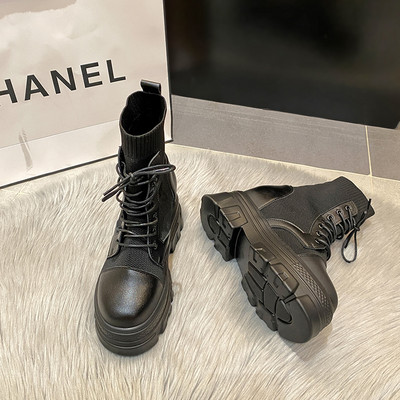 Öko bőrből készült modern női csizma fekete-fehér színben, fűzővel