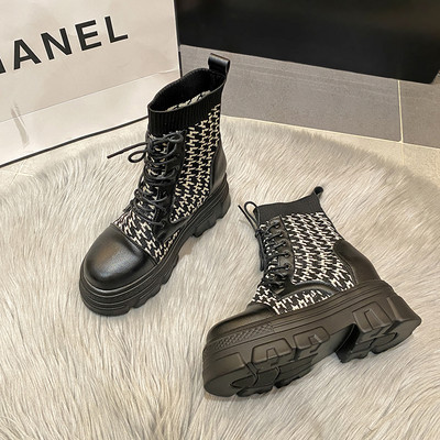 Öko bőrből készült modern női csizma fekete-fehér színben, fűzővel