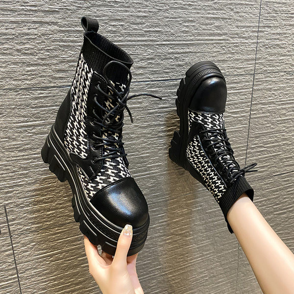 Öko bőrből készült modern női csizma fekete-fehér színben, fűzővel