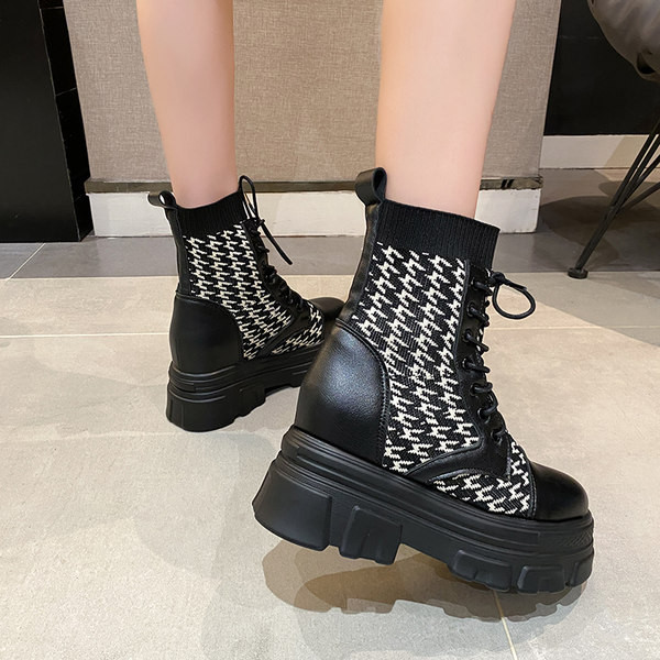 Öko bőrből készült modern női csizma fekete-fehér színben, fűzővel