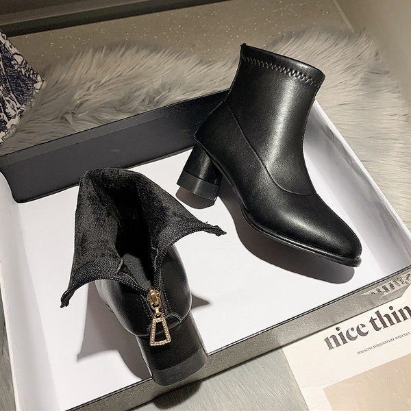 Női bőrcsizma cipzárral és alacsony sarkú - két színben