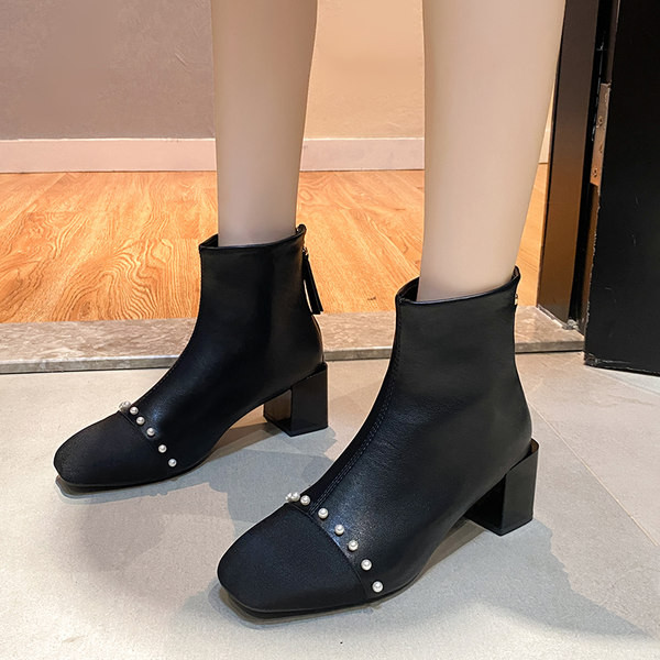 Elegantne ženske čizme zaobljeni model s biserima