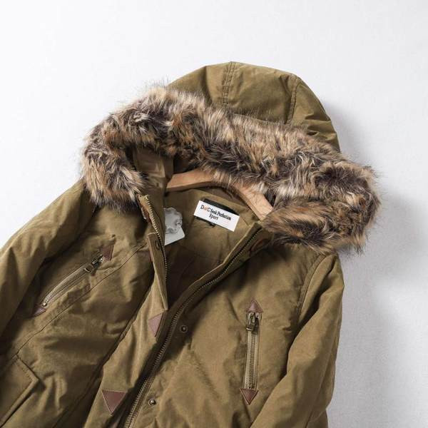 Lühike kapuutsiga ja sulestikuga talvejope