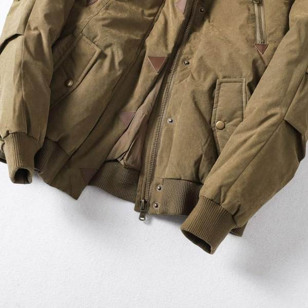 Lühike kapuutsiga ja sulestikuga talvejope