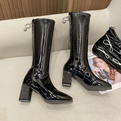 Modern női lakkcsizma díszkövekkel