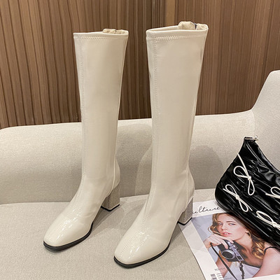 Modern női lakkcsizma díszkövekkel