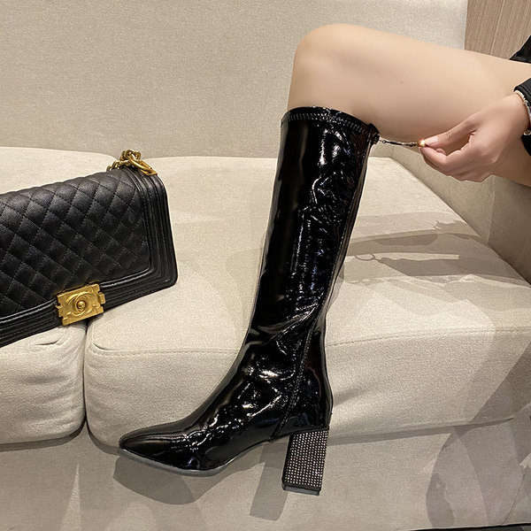 Modern női lakkcsizma díszkövekkel