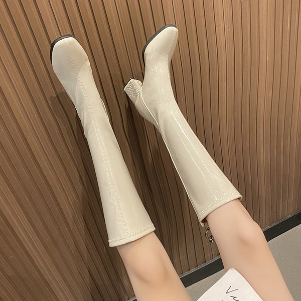 Modern női lakkcsizma díszkövekkel