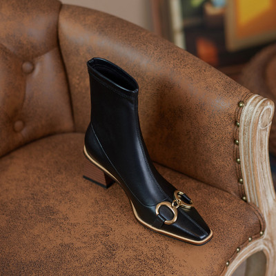 Eko bőrből készült stílusos női csizma csattal és sarokkal