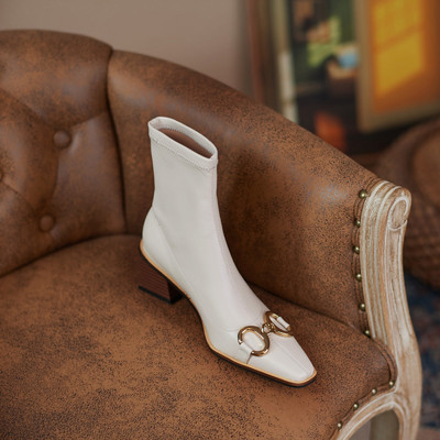 Eko bőrből készült stílusos női csizma csattal és sarokkal