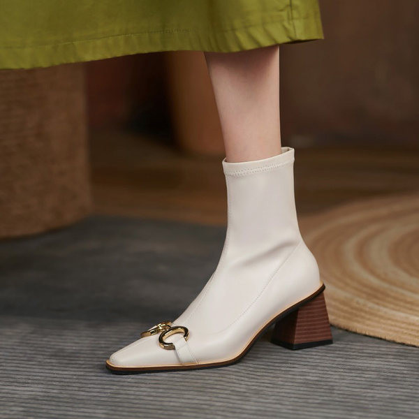 Eko bőrből készült stílusos női csizma csattal és sarokkal