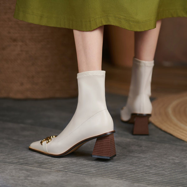 Eko bőrből készült stílusos női csizma csattal és sarokkal