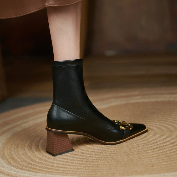 Eko bőrből készült stílusos női csizma csattal és sarokkal