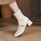 Stílusos női csizma magassarkúval és fém elemekkel