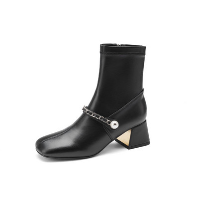 Stílusos női csizma magassarkúval és fém elemekkel