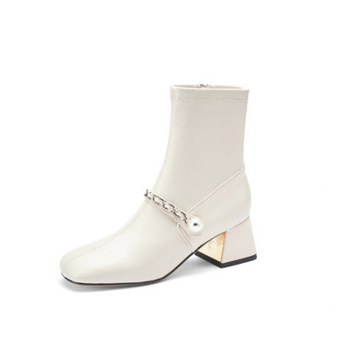 Stílusos női csizma magassarkúval és fém elemekkel