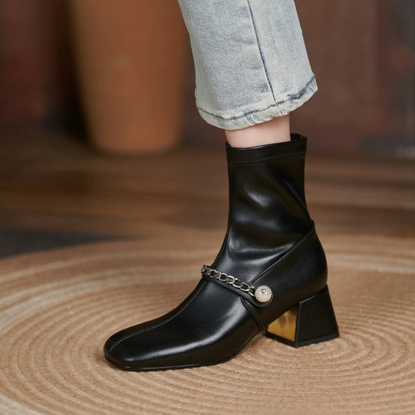 Stílusos női csizma magassarkúval és fém elemekkel