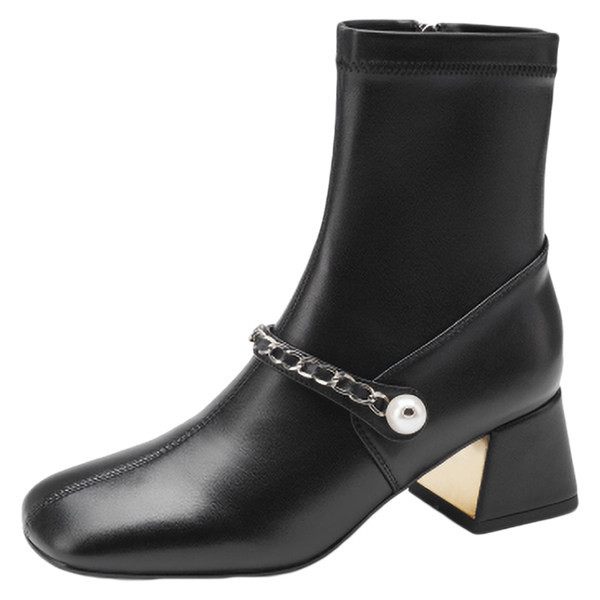 Stílusos női csizma magassarkúval és fém elemekkel