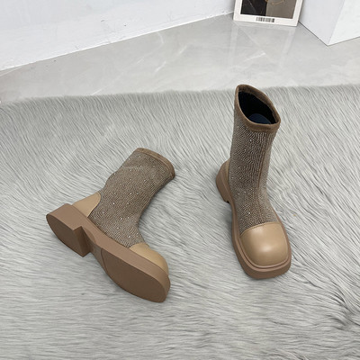 Modern női csizma fekete és barna színben