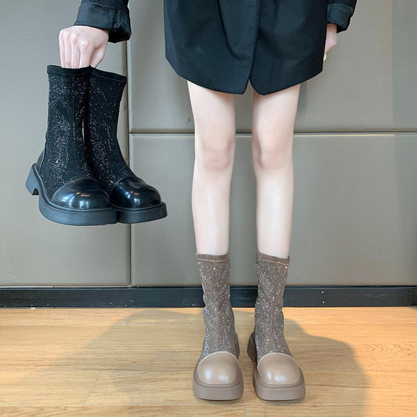 Modern női csizma fekete és barna színben