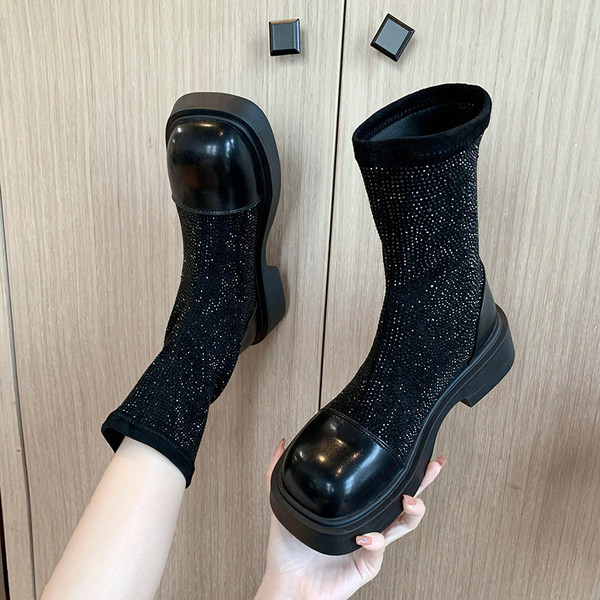 Modern női csizma fekete és barna színben