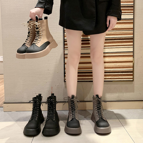 Alkalmi női csizma fűzővel és vastag talppal