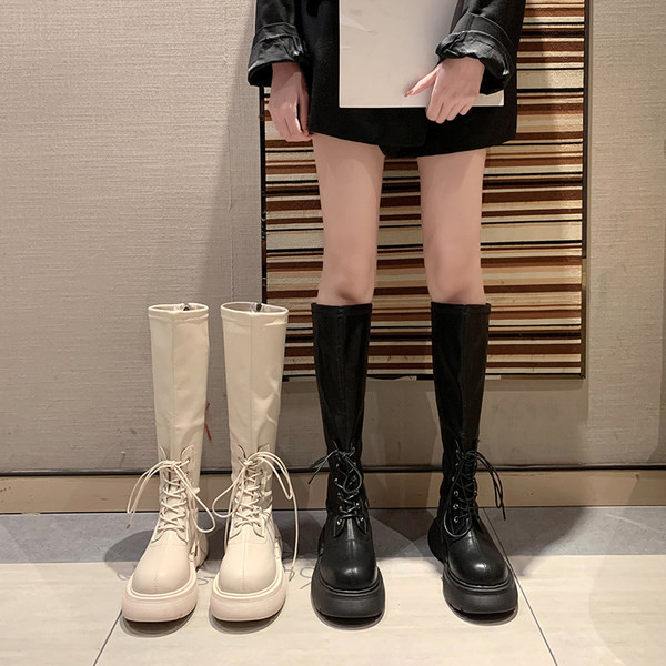 Műbőrből készült, fűzős női csizma új modellje