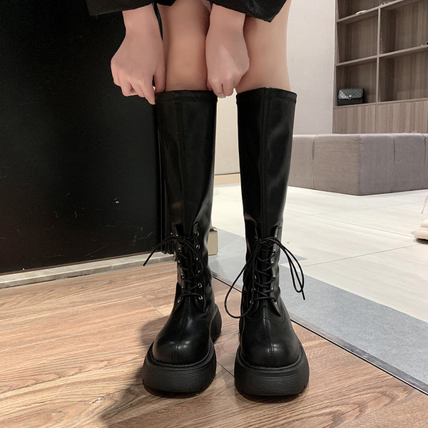 Műbőrből készült, fűzős női csizma új modellje