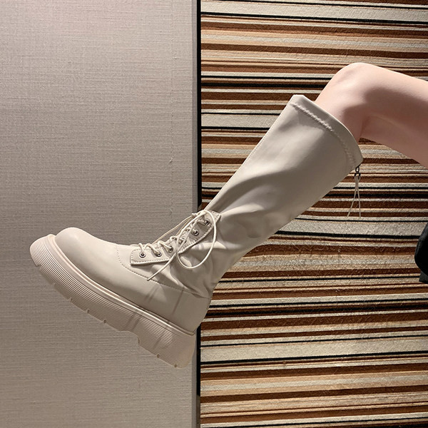 Műbőrből készült, fűzős női csizma új modellje