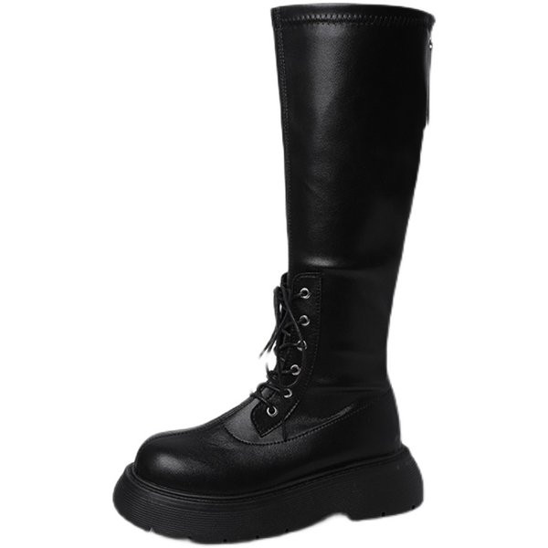 Műbőrből készült, fűzős női csizma új modellje