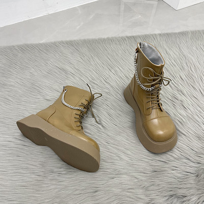 Pruuni ja musta värvi metallist ketiga vabaaja naiste saapad