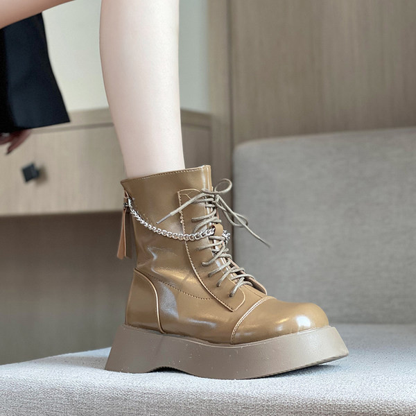 Pruuni ja musta värvi metallist ketiga vabaaja naiste saapad