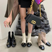 Aktuális női csizma eco bőrből, csattal