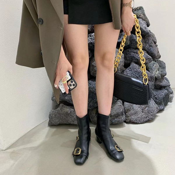 Aktuális női csizma eco bőrből, csattal