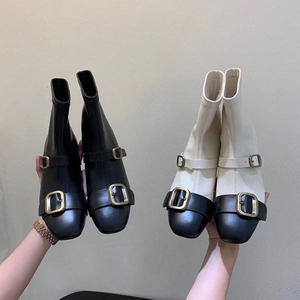 Aktuális női csizma eco bőrből, csattal