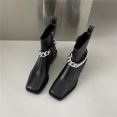 Női alkalmi csizma eko bőrből, fém lánccal