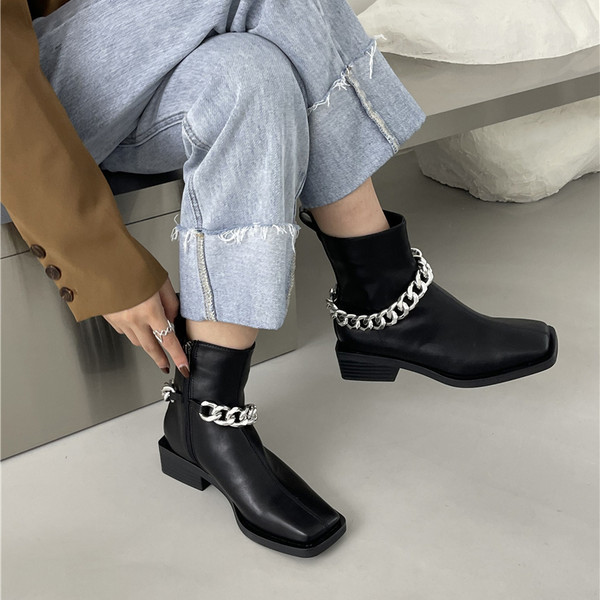 Női alkalmi csizma eko bőrből, fém lánccal