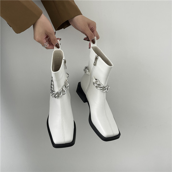 Női alkalmi csizma eko bőrből, fém lánccal