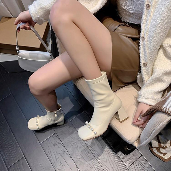 Eko bőrből készült stílusos női csizma sarokkal és gyöngyökkel