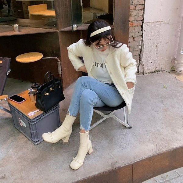 Eko bőrből készült stílusos női csizma sarokkal és gyöngyökkel