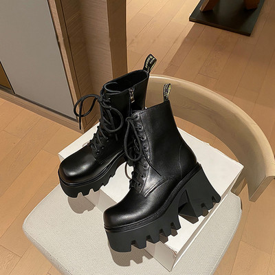 Modern női csizma fűzővel és magas durva talppal